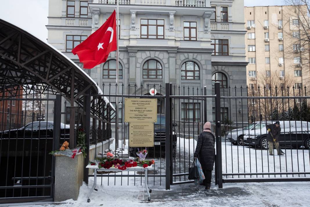 TBMM'deki bütün bayraklar yarıya indirilirken o bayrağa dokunulmadı! Bakın neden... 27